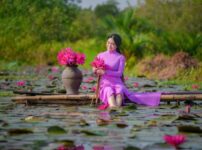 紫のアオザイを着たベトナム人女性